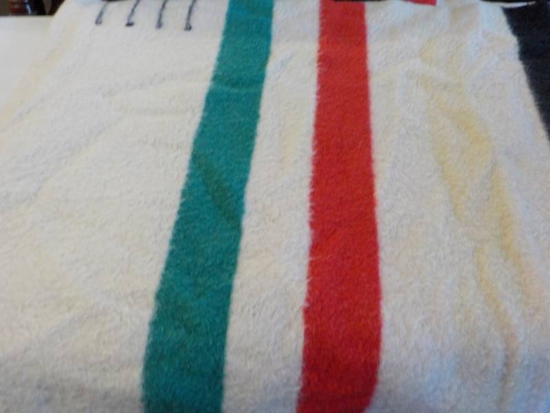 lot 32 image: Bay Point Blanket made in England 6...
