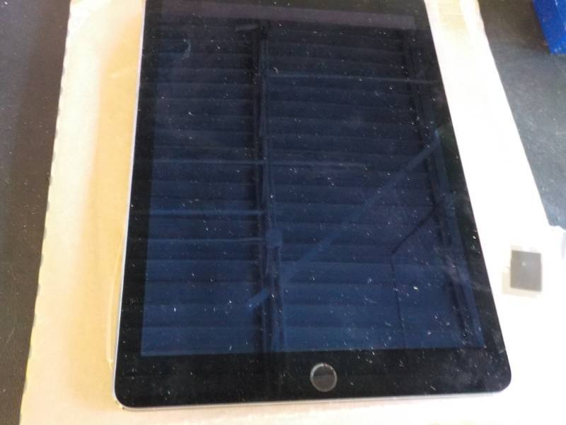 lot 35 image: Apple iPad...