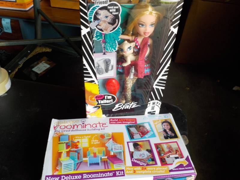 lot 63 image: New Deluxe Roominate Doll House kit...