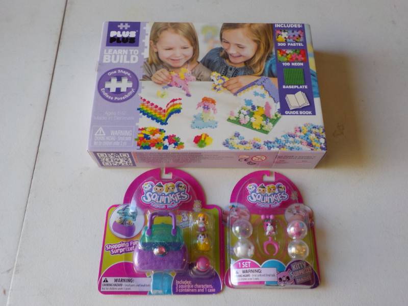 lot 81 image: Learn to Build Kit and 2 Squinkies ...