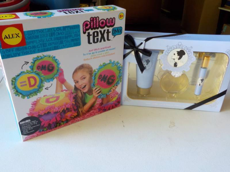 lot 99 image: New Ariana Grande Gift Fragrance Se...