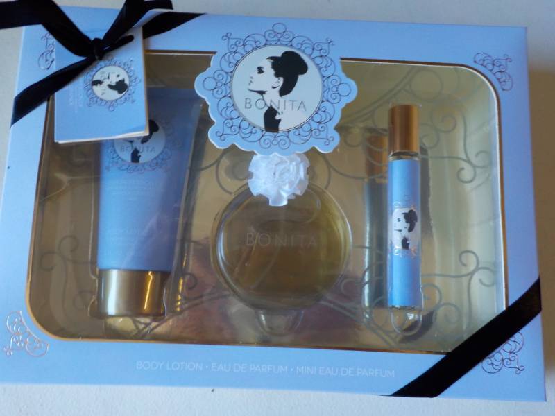 lot 133 image: New Ariana Grande Gift Fragrance Se...