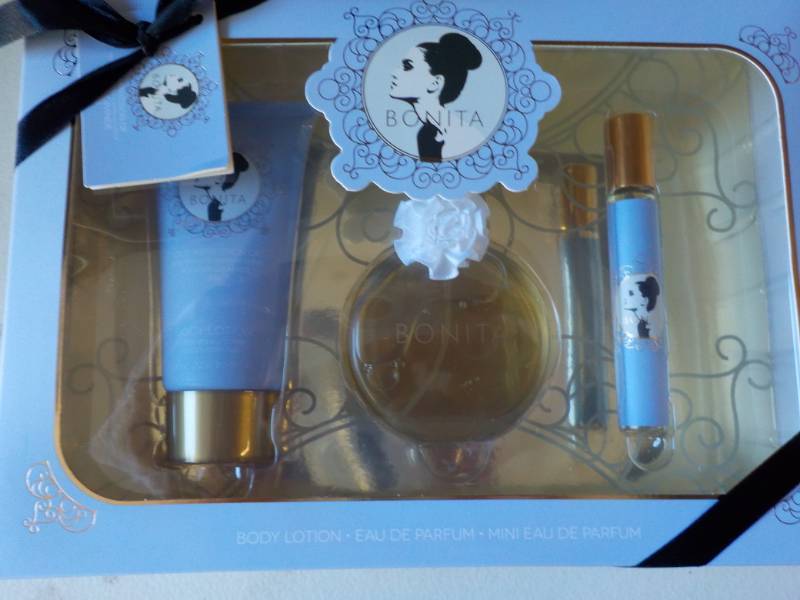 lot 134 image: New Ariana Grande Gift Fragrance Se...