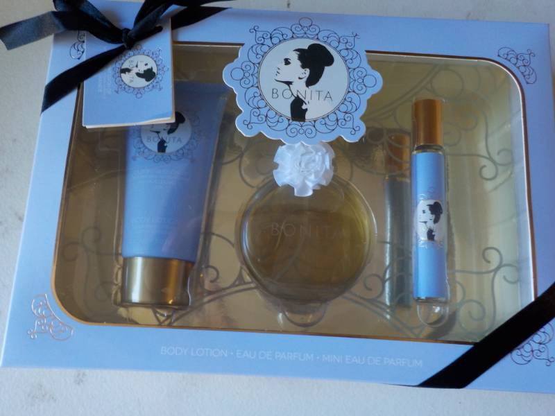 lot 135 image: New Ariana Grande Gift Fragrance Se...