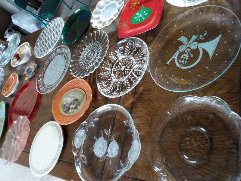 lot 183 image: Lot of Serving Pieces in a Covered ...