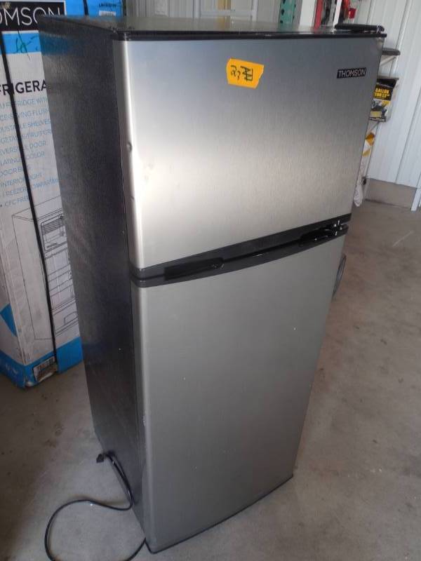 Thomson 7.5 cu. ft. TopFreezer Refrigerator New Scratch & Dent