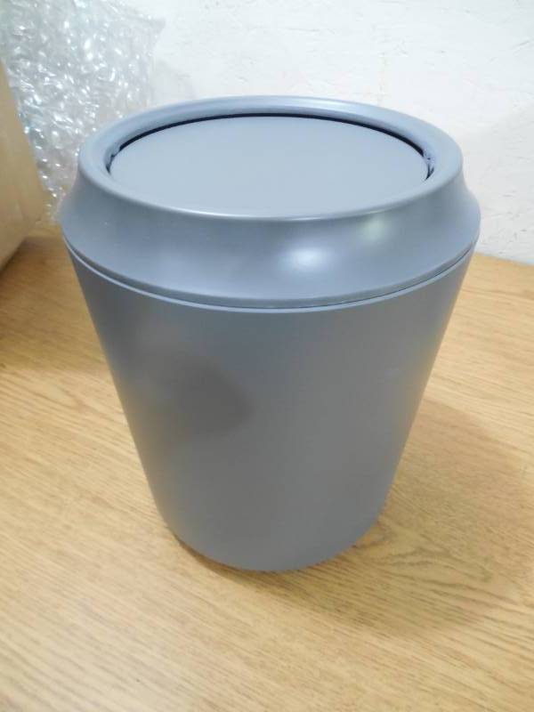 lot 98 image: Umbra Waste Can With Lid