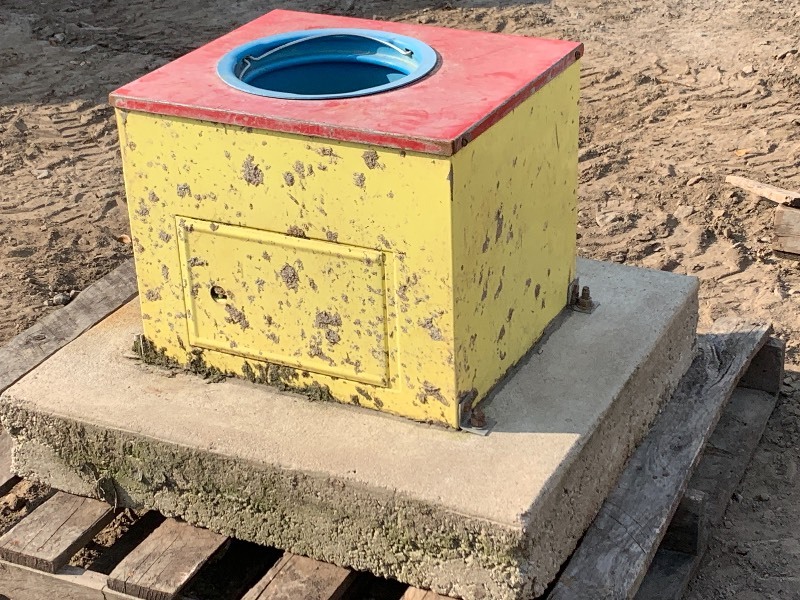 lot 27 image: Ritchie Heated Water Fountain