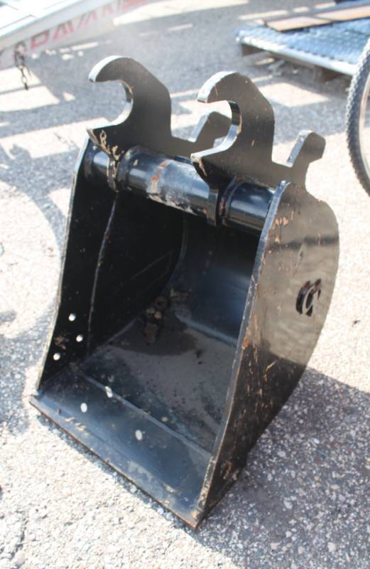 lot 13 image: Heavy Duty Paladin Powerful Attachment Model # John Deer 2735