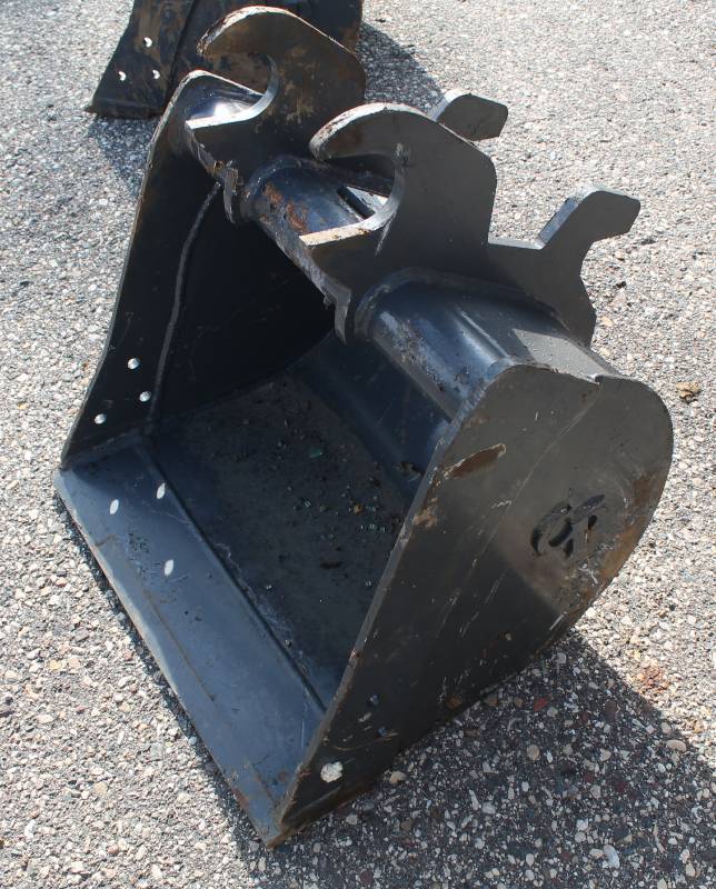 lot 14 image: Heavy Duty Paladin Powerful Attachment Model # John Deer 35 ZTS