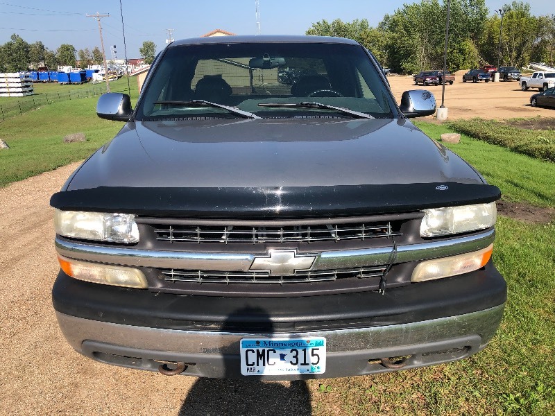 lot 2 image: 2000 Chevy Silverado 4x4 No Reserve