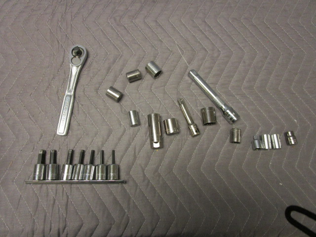 lot 319 image: CRAFTSMAN RATCHET WITH SOCKETS