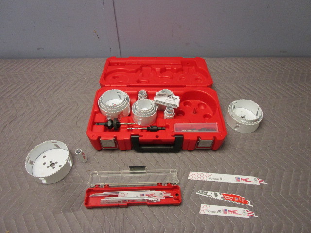 lot 323 image: MILWAUKEE HOLE SAW BITS AND SAWZALL BLADES