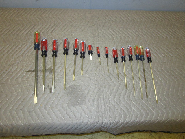 lot 333 image: CRAFTSMAN FLAT HEAD SCREW DRIVERS