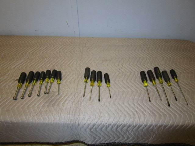 lot 335 image: KLEIN TOOLS SCREWDIVERS AND SOCKET DRIVERS