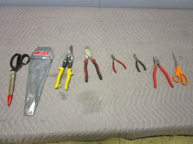 lot 345 image: WIRE CUTTERS, TIN SNIPS AND SCISSORS