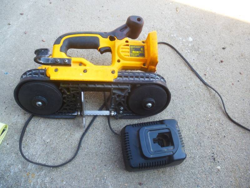 lot 18 image: Dewalt Band Saw