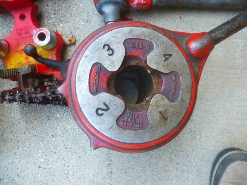 lot 23 image: Pipe Vises & Large Cutting Heads