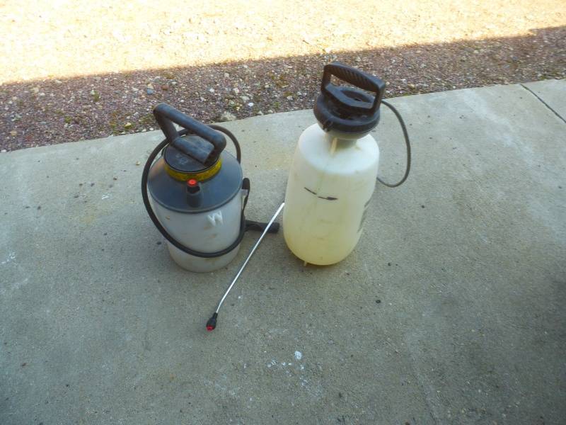 lot 49 image: Weed Sprayers