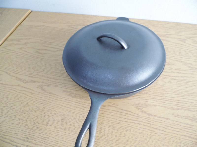 Cast Iron Skillet w Lid