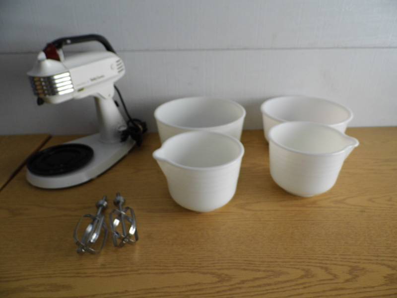 General Mills Mixer - Bowls - Beaters