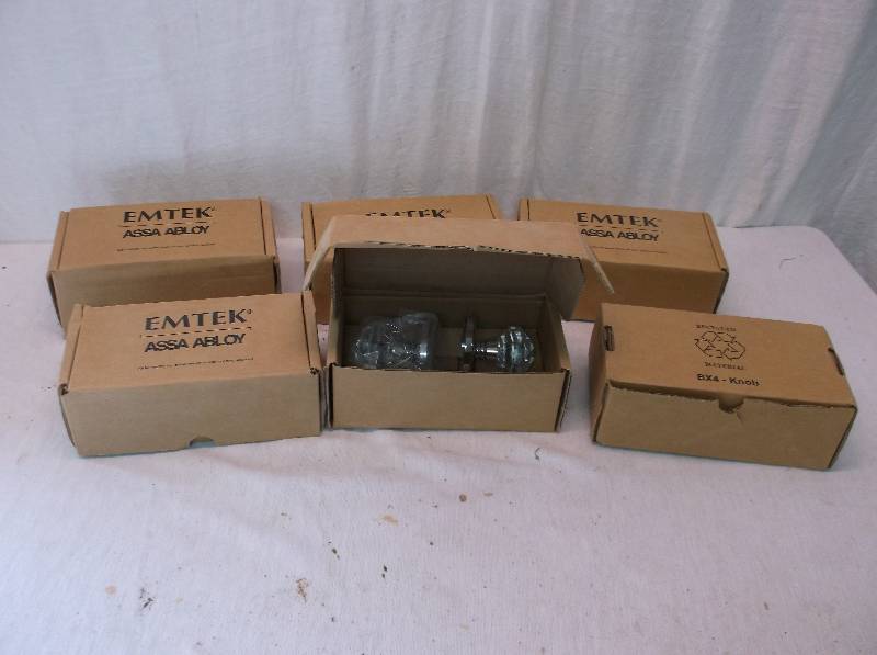 lot 32 image: Door Knobs