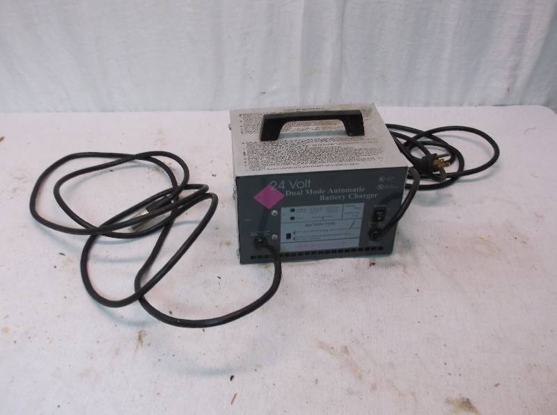 lot 55 image: Battery Charger