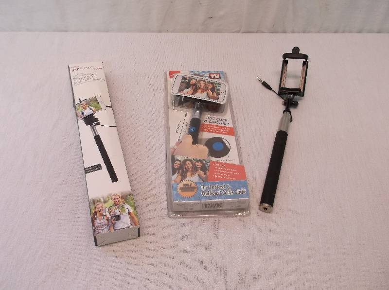 lot 89 image: Selfie Sticks