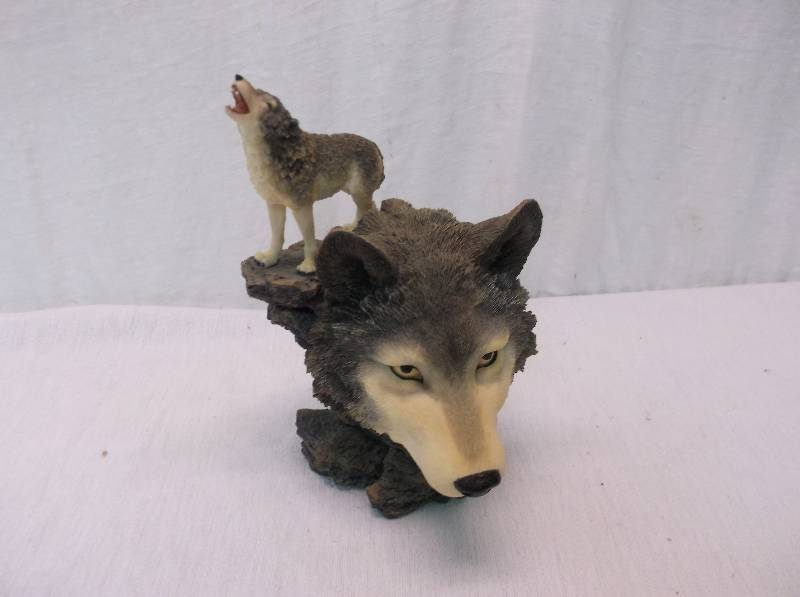 lot 106 image: Decor