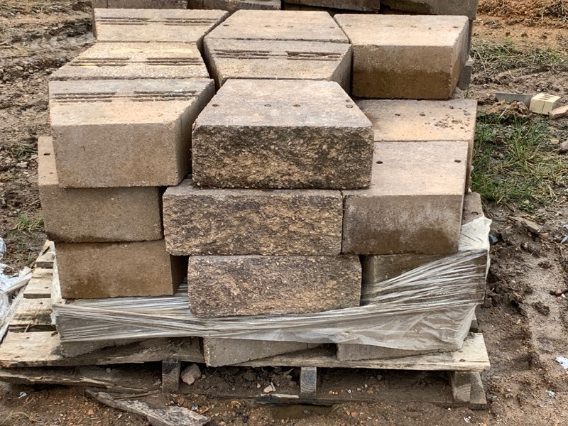 2-Pallet Lot Of Landscape Wall Block  Patio Border Block