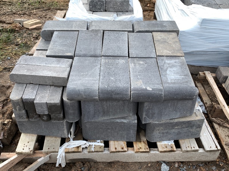 5-Pallet Lot Of Assorted Landscape  Patio Block