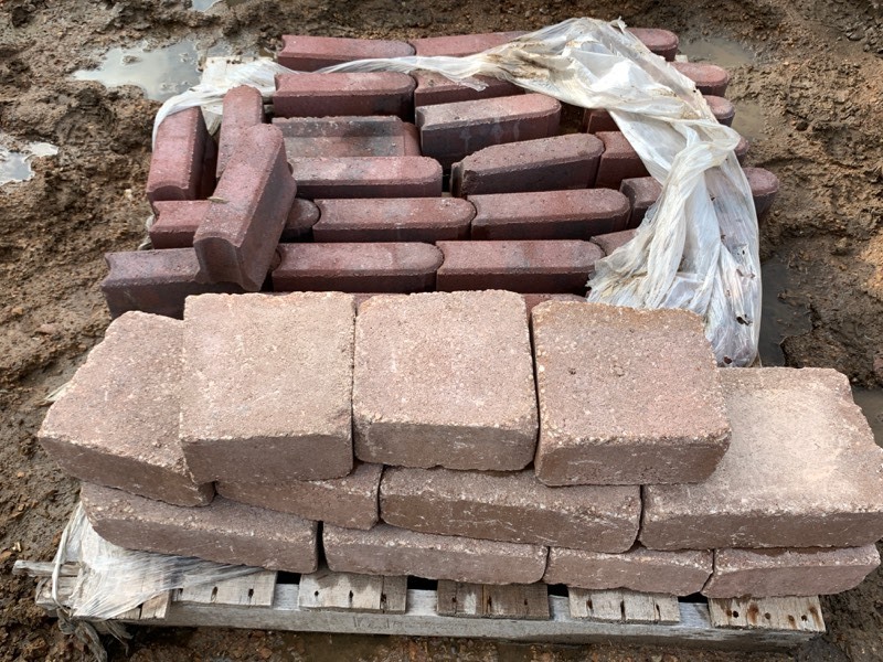 2-Pallet Lot Of Patio Border Block & Bullnose Landscape Block