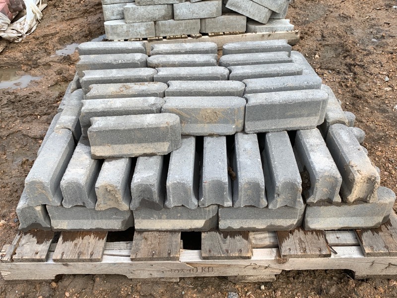 2-Pallet Lot Of Bullnose Landscape Border Block