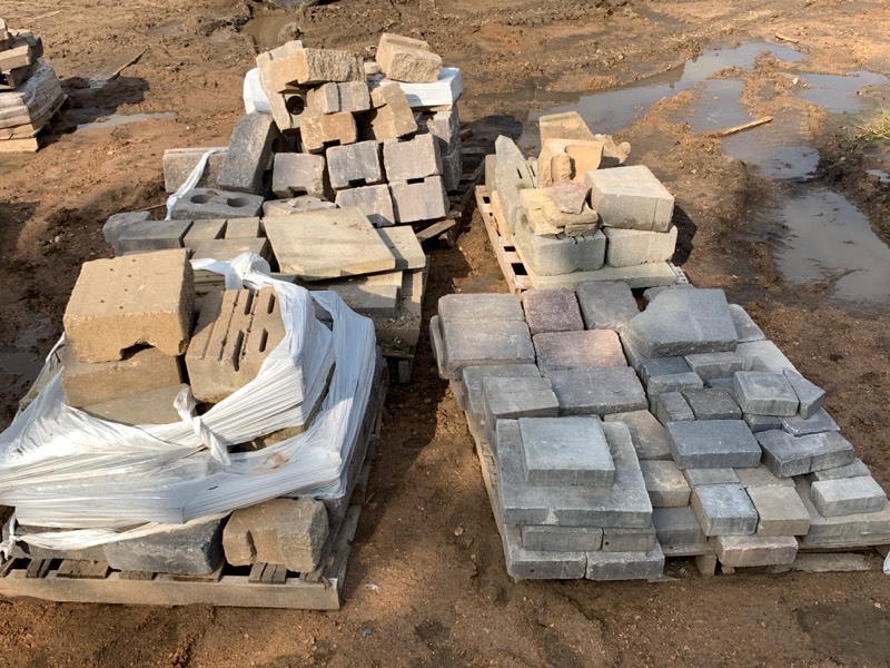 5-Pallet Lot Of Assorted Landscape  Patio  Wall Block  Etc