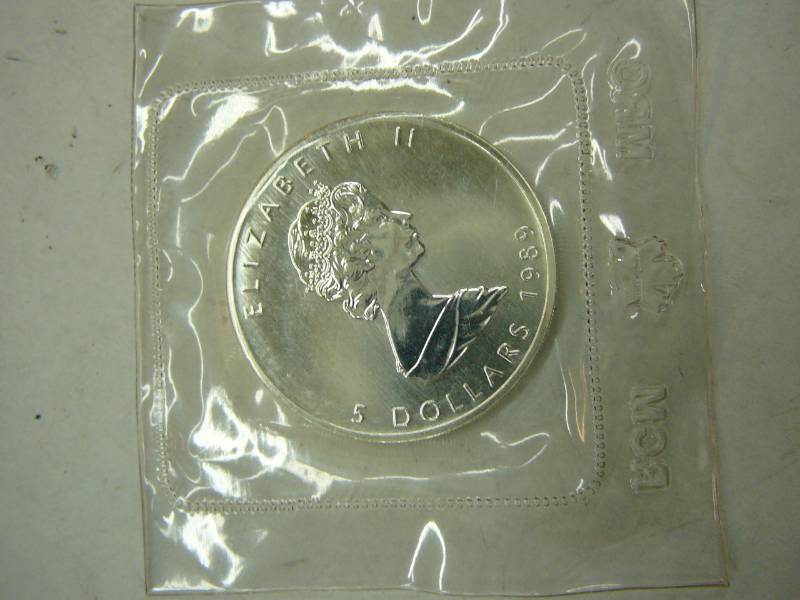 lot 146 image: 1989 Elizabeth ll 5 Dollar .999-1oz Fine Silver