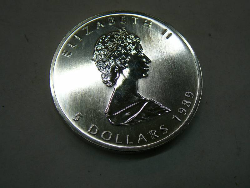 lot 156 image: 1989 Elizabeth ll 5 Dollar .999-1oz Fine Silver