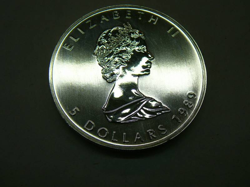 lot 158 image: 1989 Elizabeth ll 5 Dollar .999-1oz Fine Silver
