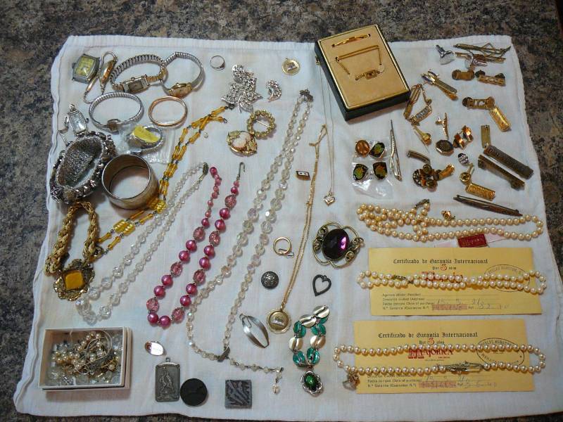 lot 182 image: Lot Of Womens Jewelry