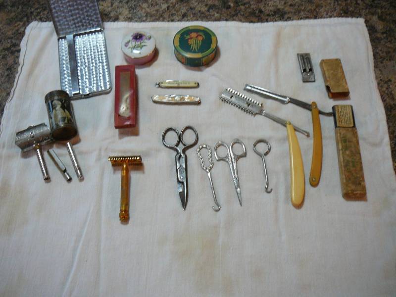 lot 183 image: Lot Of Vintage Items