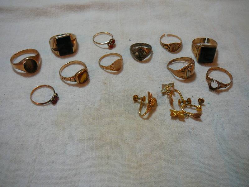 lot 185 image: Lot Of Rings
