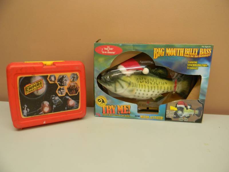 lot 28 image: NEW CHRISTMAS BILLY BASS & EMPIRE STRIKES BACK PLASTIC LUNCH BOX - SEE PICTURES