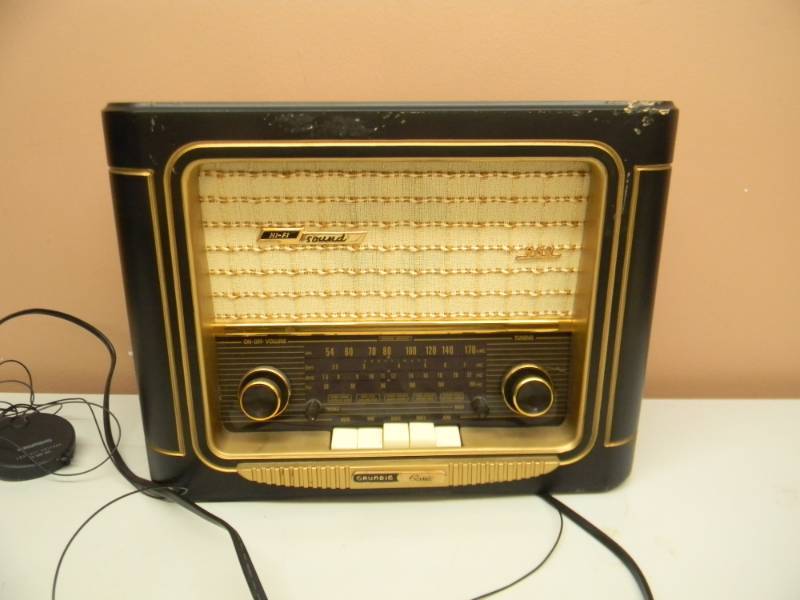lot 48 image: GRUNDIG OLD STYLE AM-FM RETRO LOOKING HI-FI - WORKS - SEE PICTURES