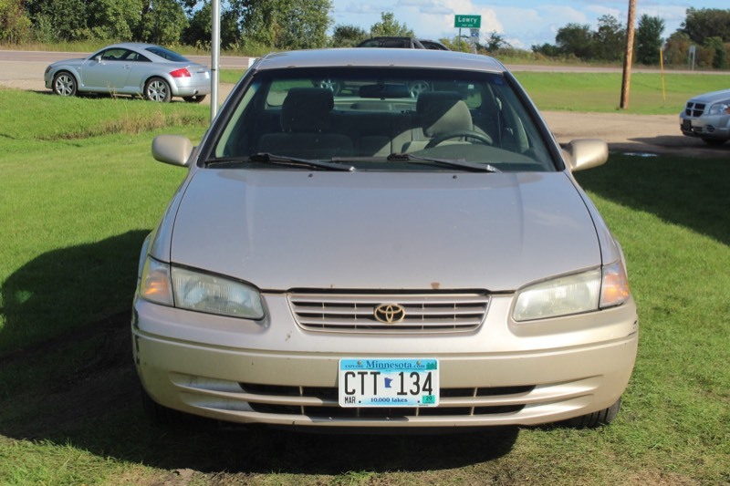 lot 4208 image: 1998 Toyota Camry LE