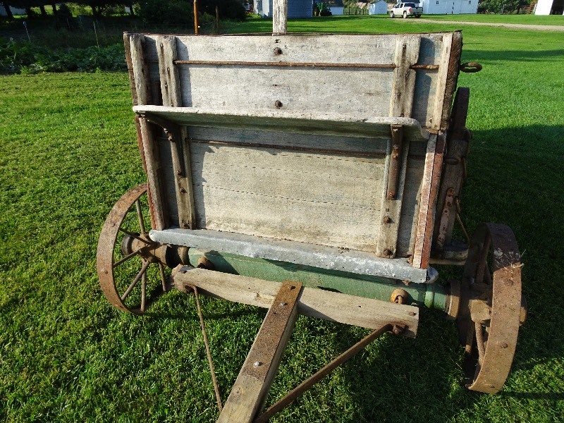 lot 4 image: Vintage farm wagon