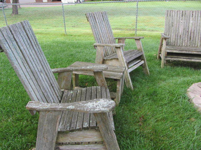 lot 3 image: Wooden Patio Set