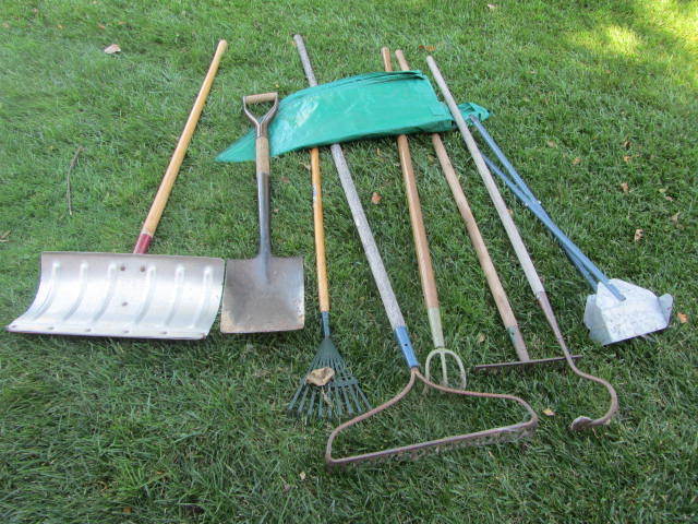 lot 70 image: Garden Hand Tools