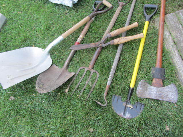 lot 72 image: Axe, Edger, Fork, Hoe, Spade