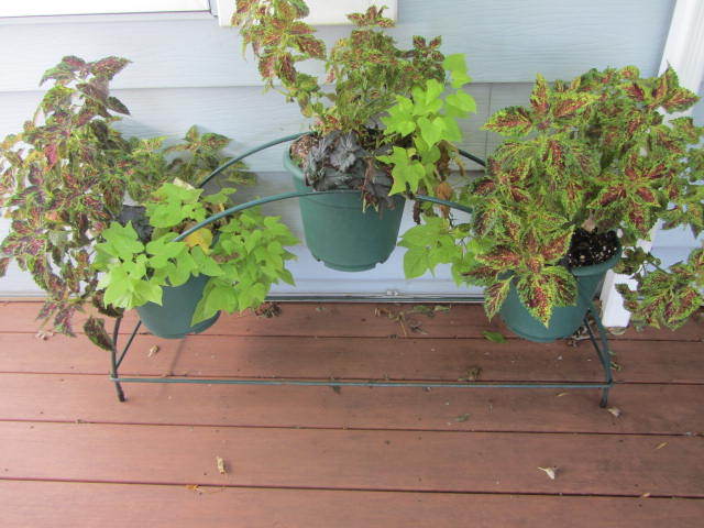 lot 84 image: Tri-Pot Plant Stand