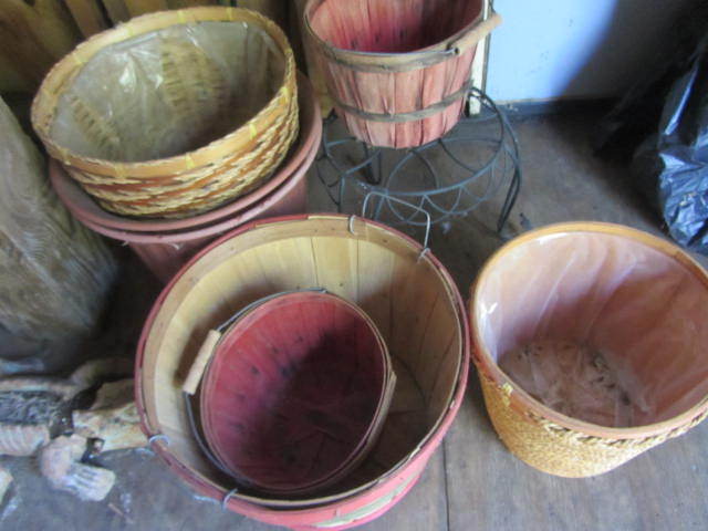 lot 81 image: Baskets, Planter Pots, Stand