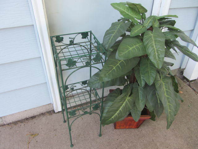 lot 85 image: Metal Plant Stand & Artificial
